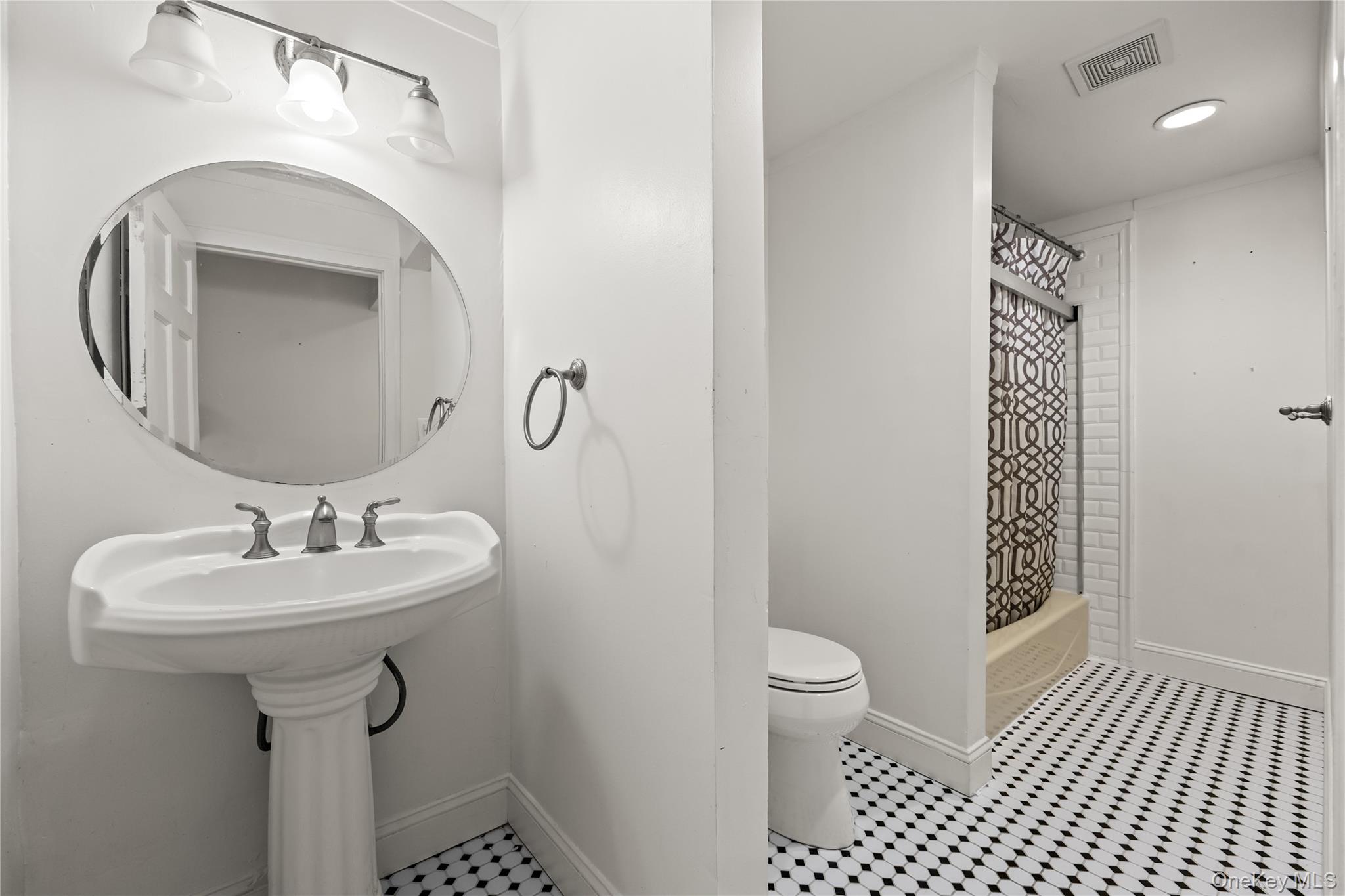 #16 photo, 9 Hillside Avenue, Glen Head , NY 11545