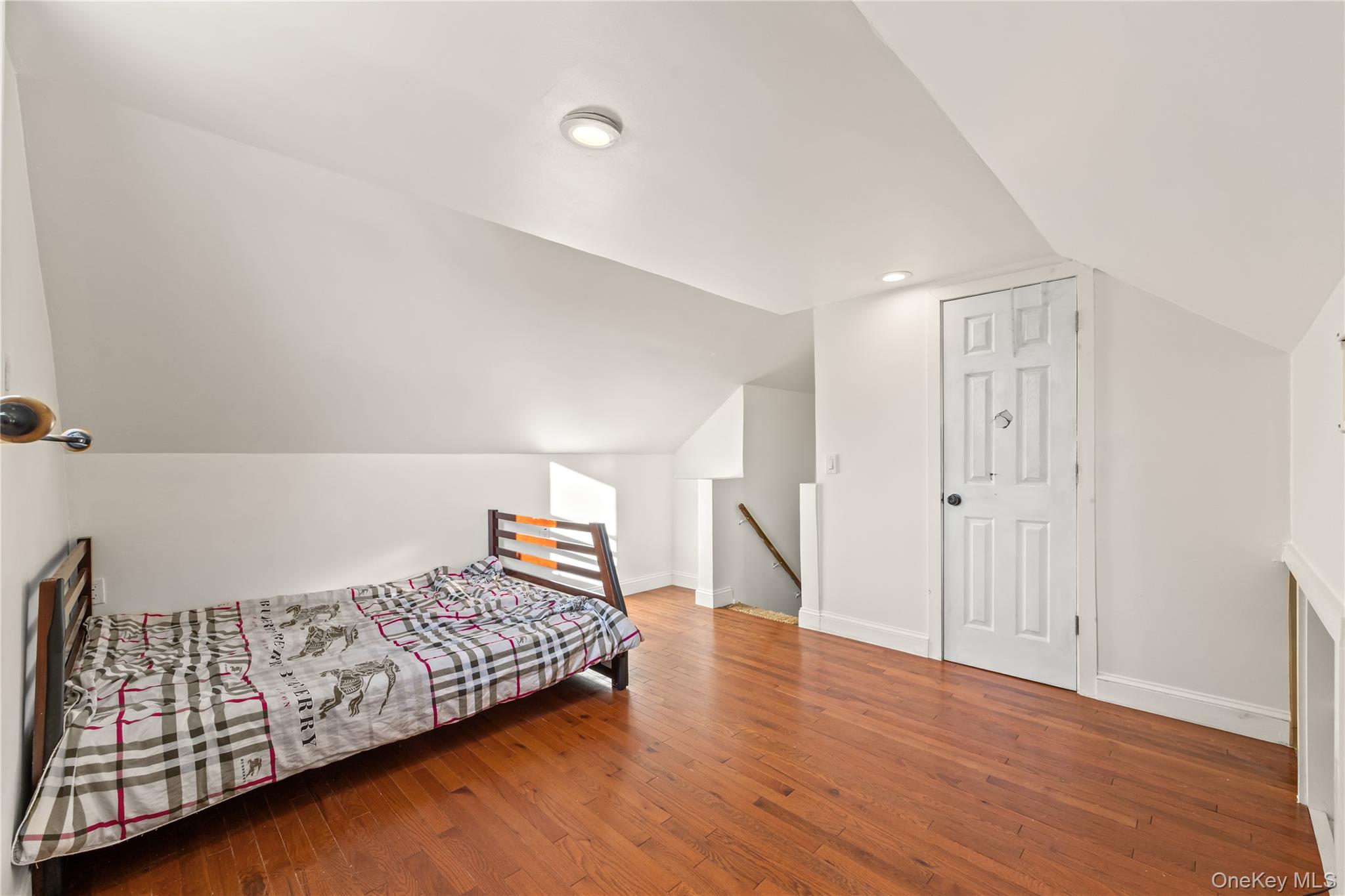 #18 photo, 9 Hillside Avenue, Glen Head , NY 11545