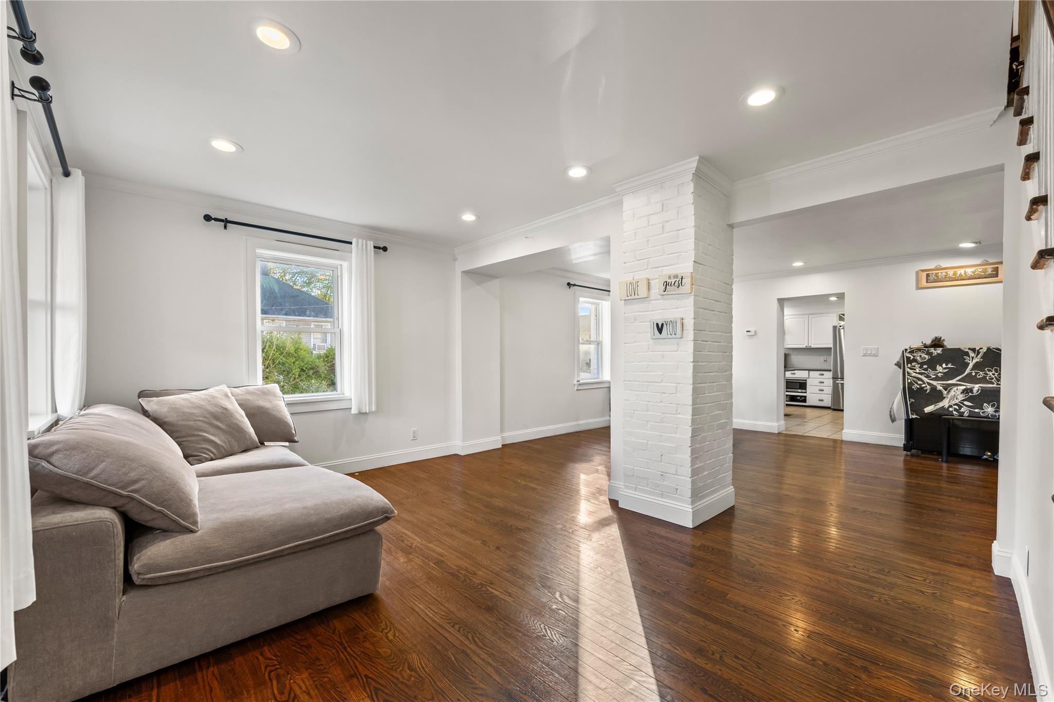 #3 photo, 9 Hillside Avenue, Glen Head , NY 11545