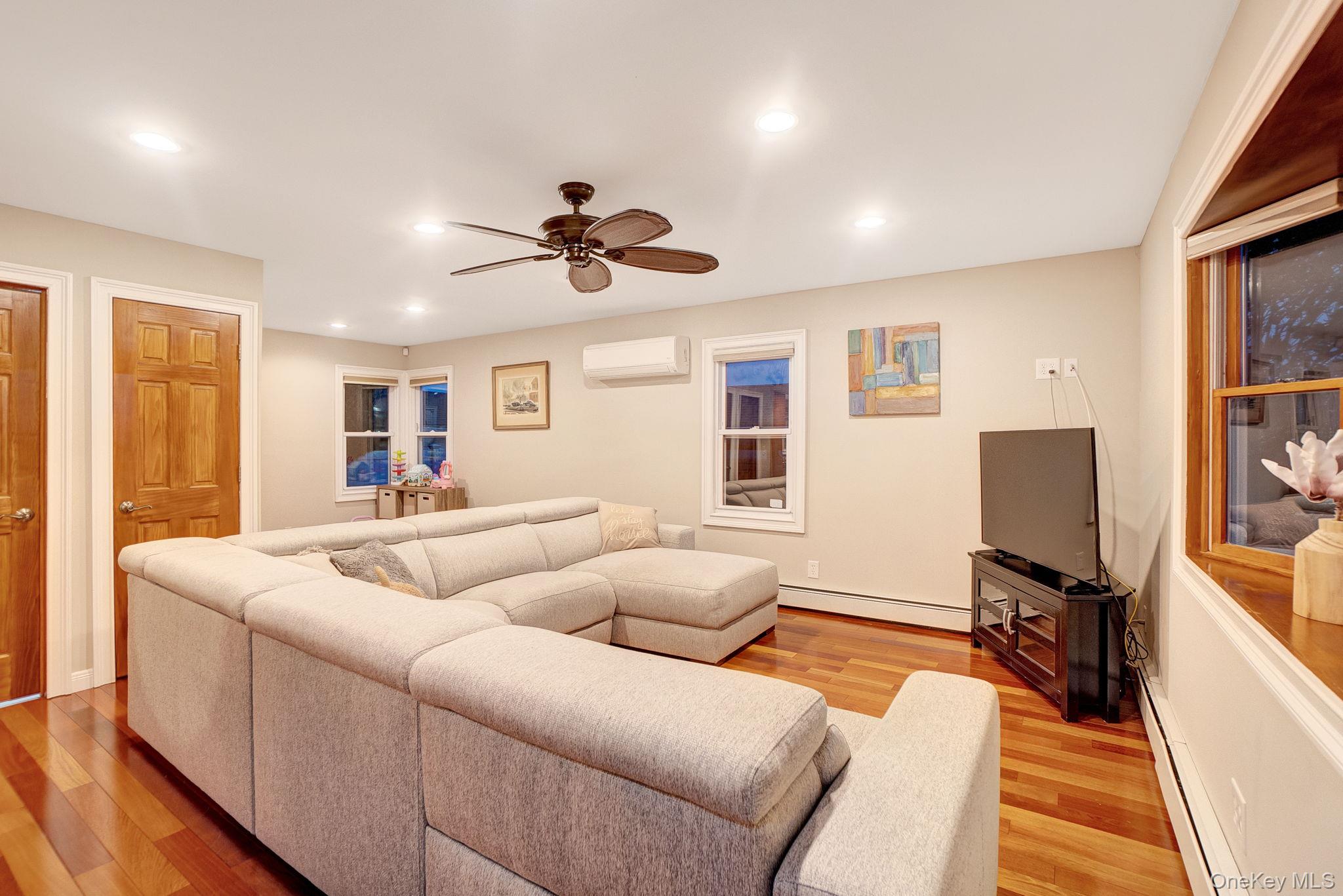 #11 photo, 186 Robin Place, Levittown , NY 11756