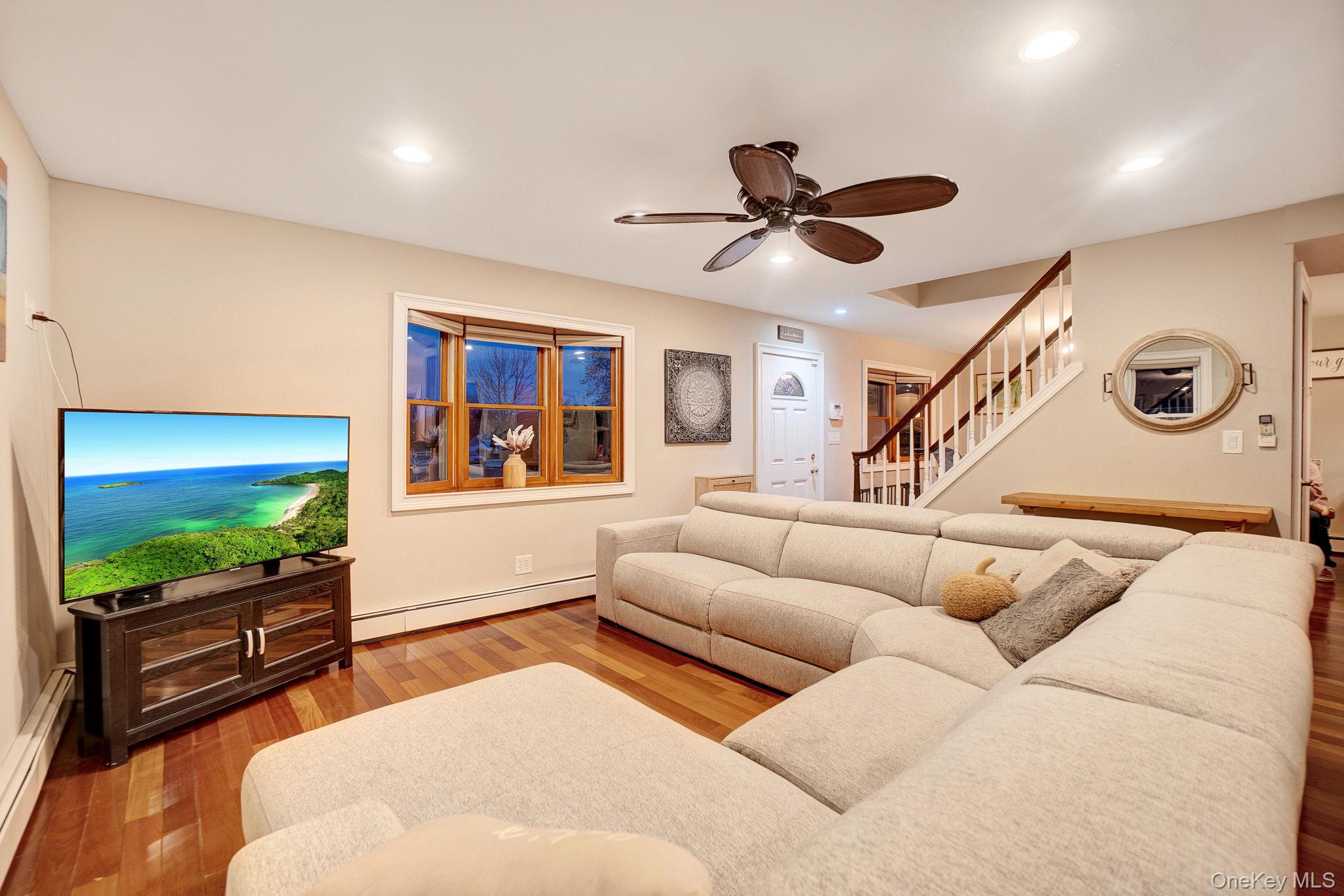 #12 photo, 186 Robin Place, Levittown , NY 11756