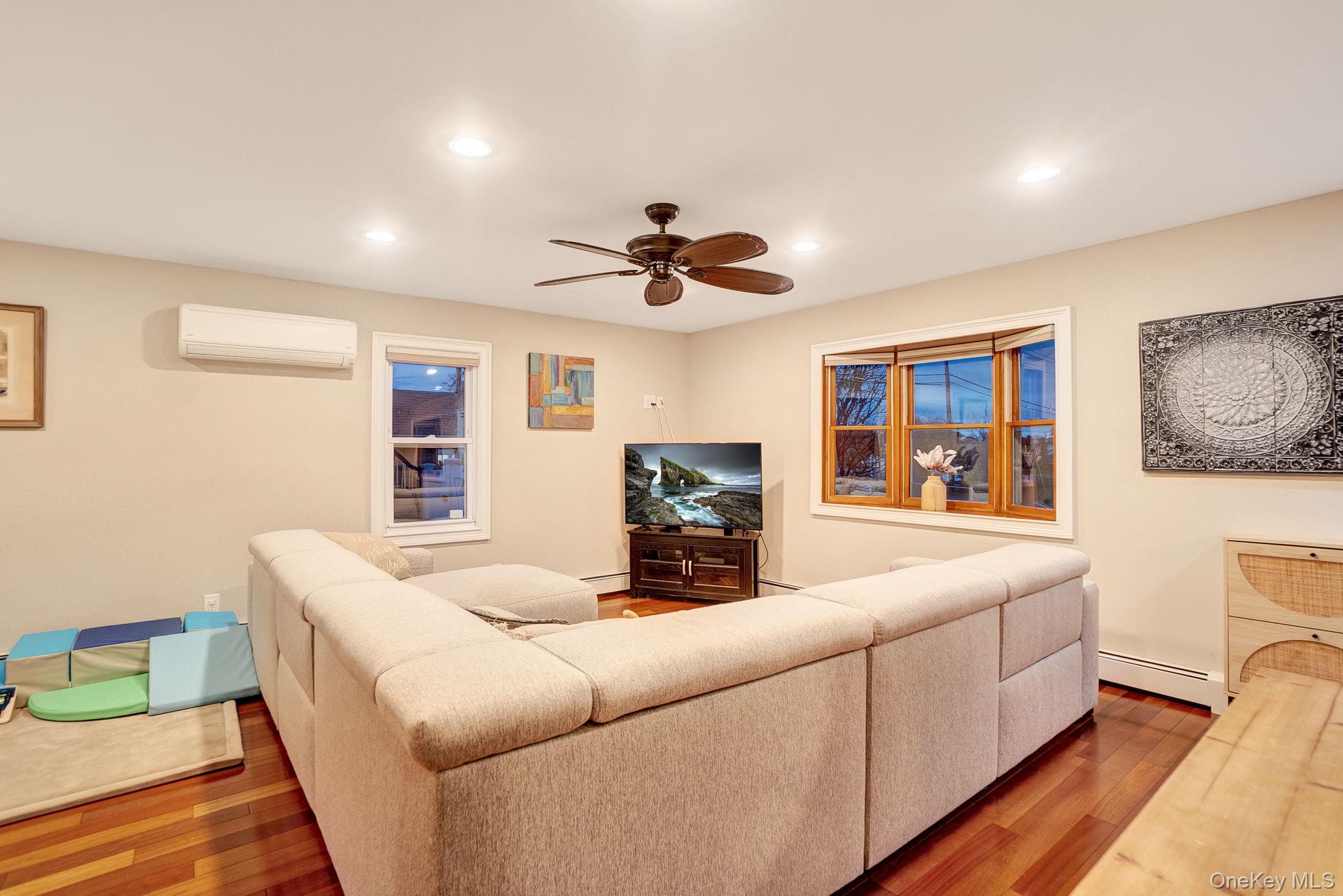 #13 photo, 186 Robin Place, Levittown , NY 11756