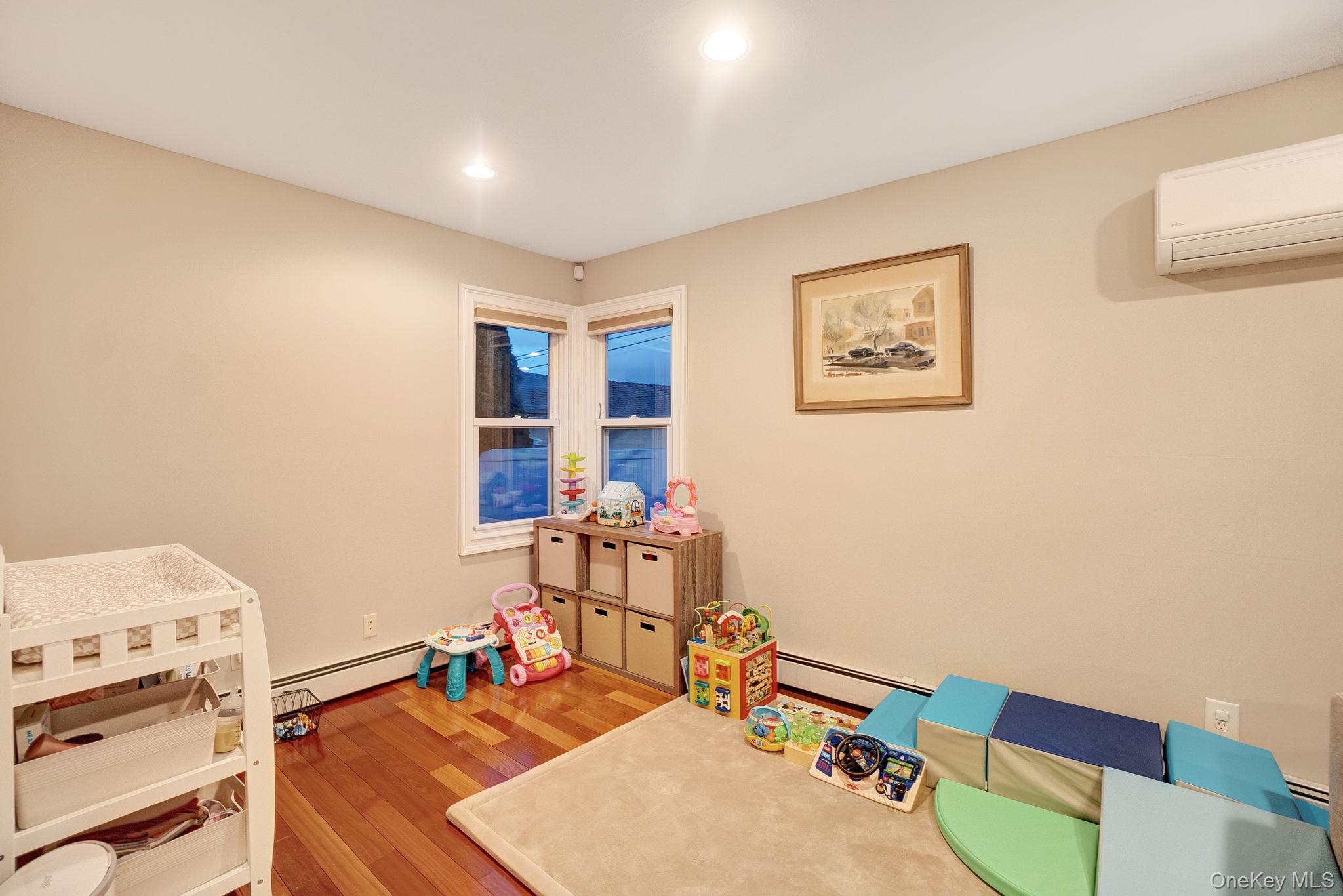 #14 photo, 186 Robin Place, Levittown , NY 11756