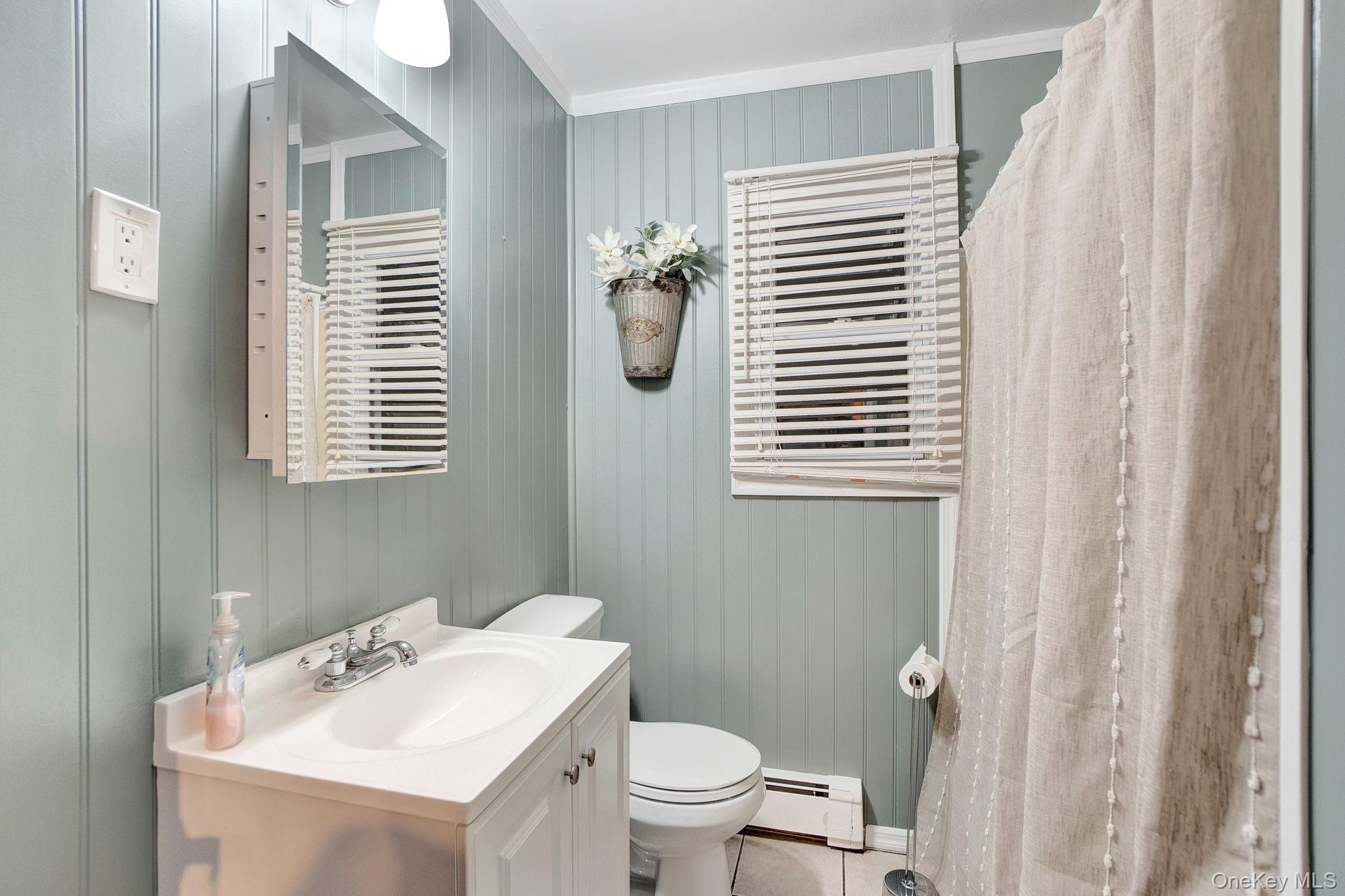 #15 photo, 186 Robin Place, Levittown , NY 11756