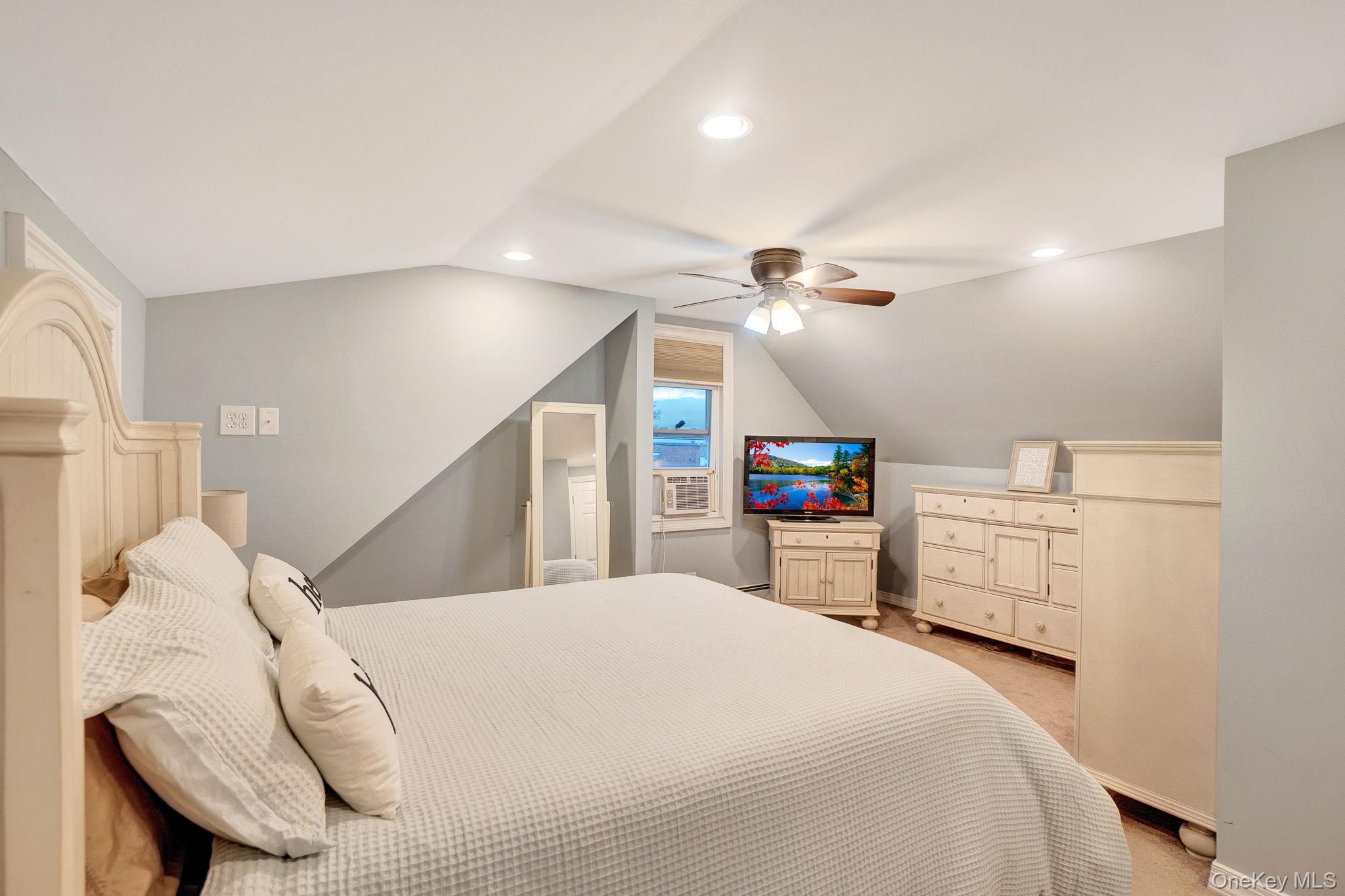 #19 photo, 186 Robin Place, Levittown , NY 11756