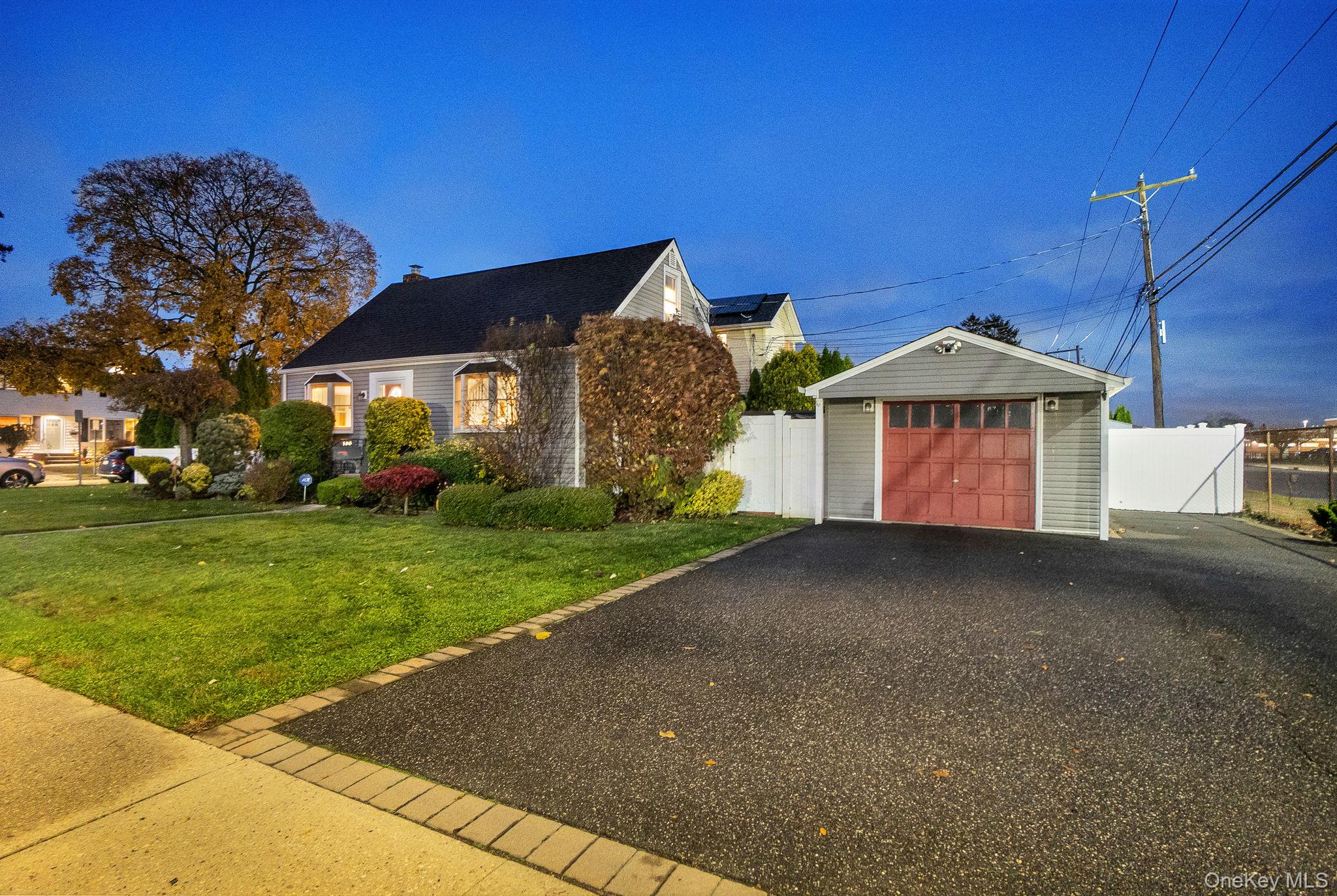 #2 photo, 186 Robin Place, Levittown , NY 11756