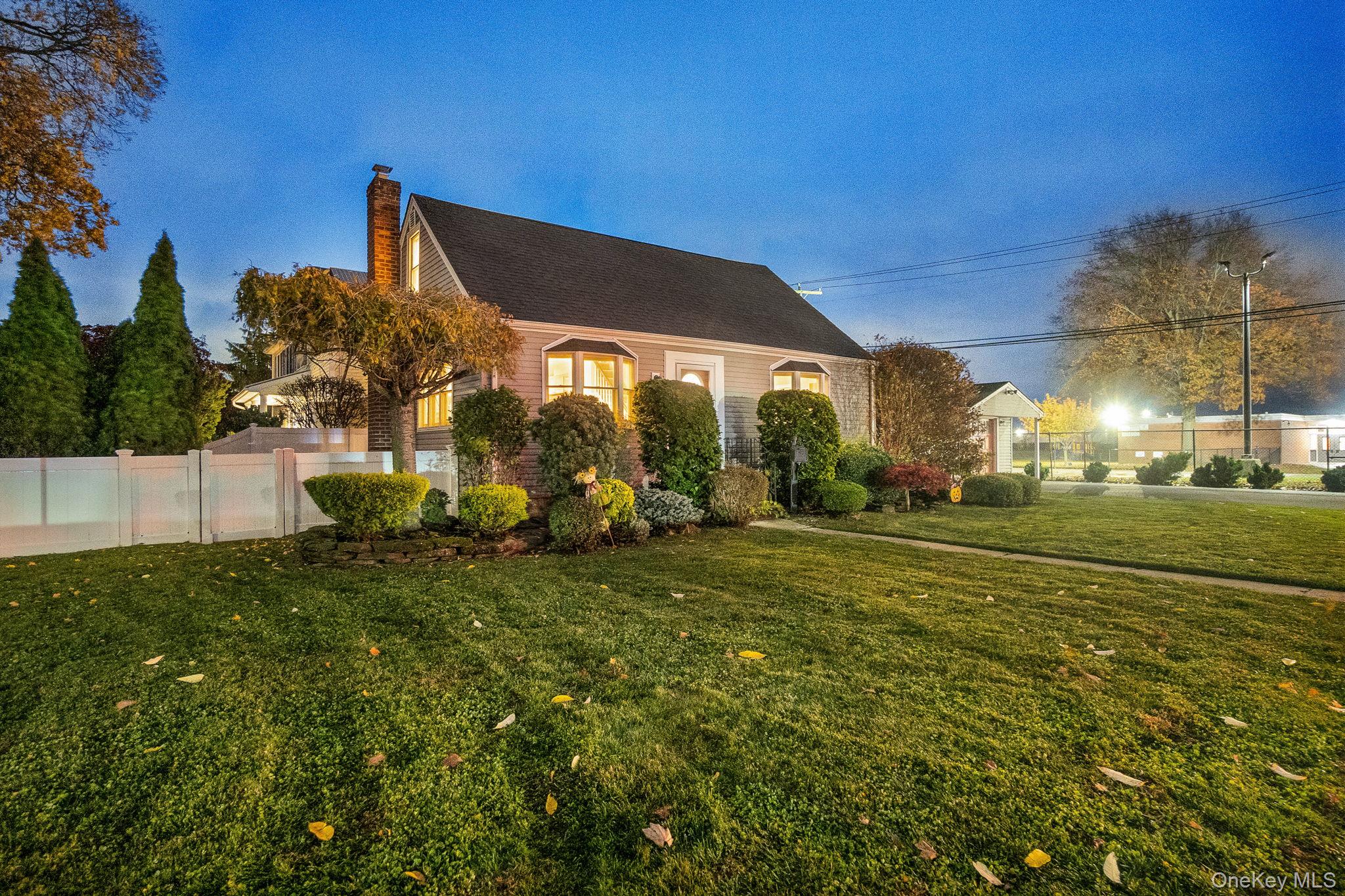 #3 photo, 186 Robin Place, Levittown , NY 11756