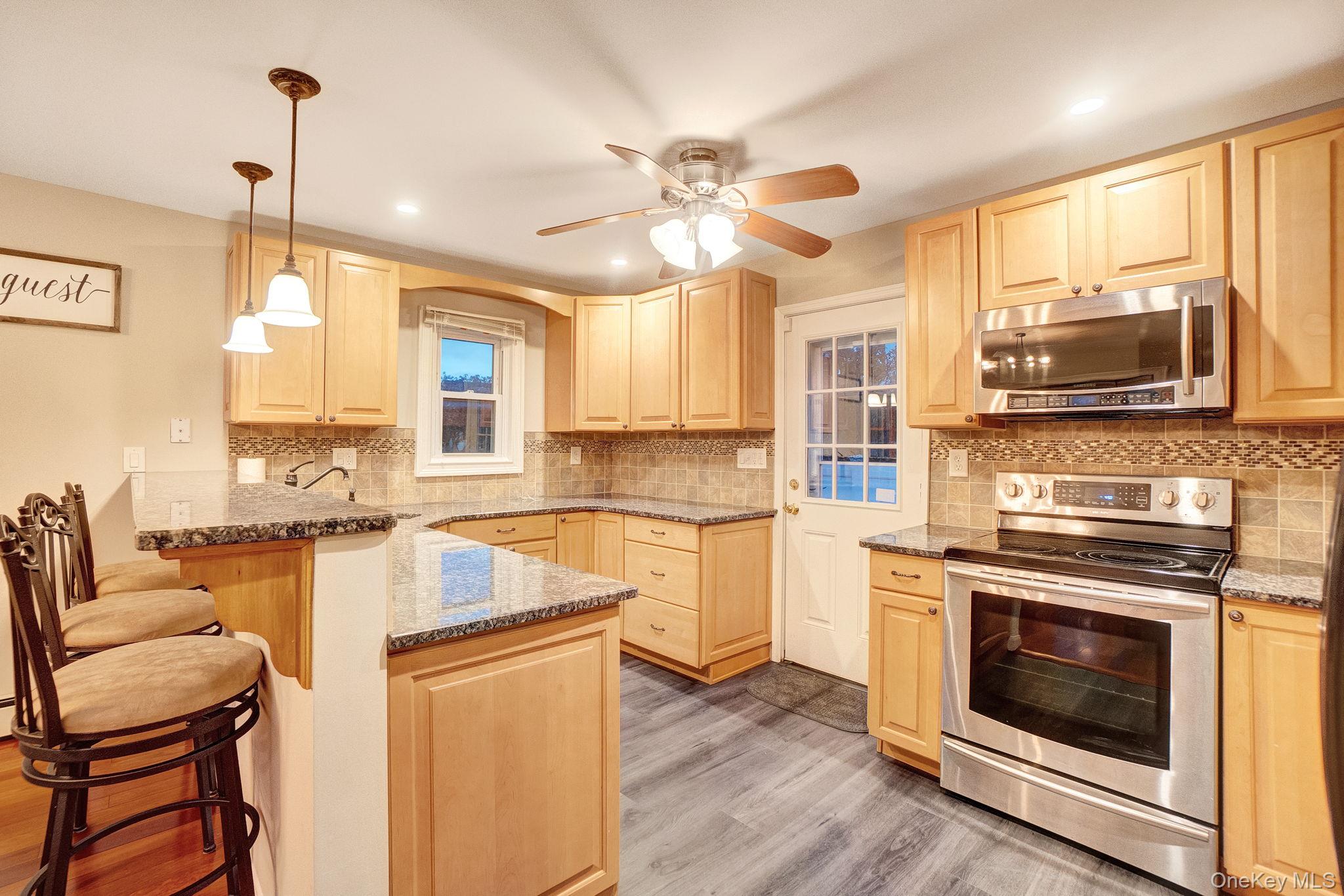 #7 photo, 186 Robin Place, Levittown , NY 11756