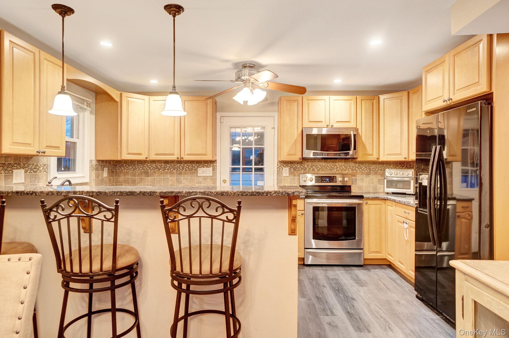 #8 photo, 186 Robin Place, Levittown , NY 11756