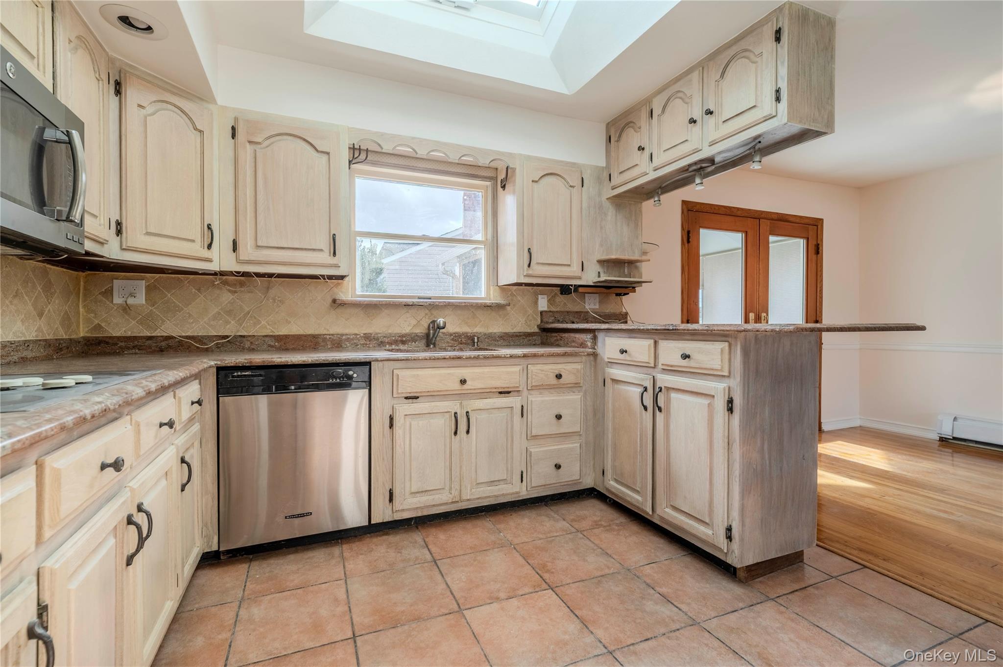 #10 photo, 15 Albany Street, Hicksville , NY 11801