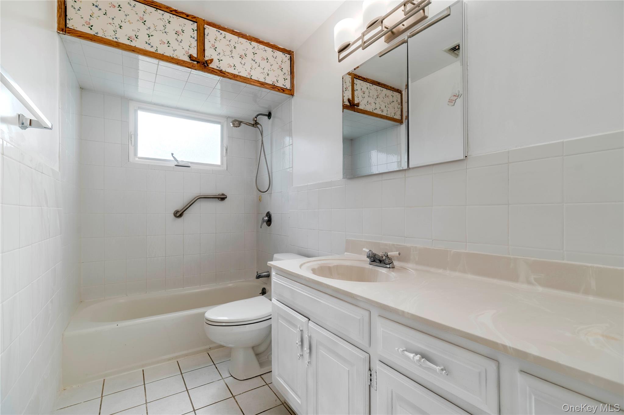 #12 photo, 15 Albany Street, Hicksville , NY 11801