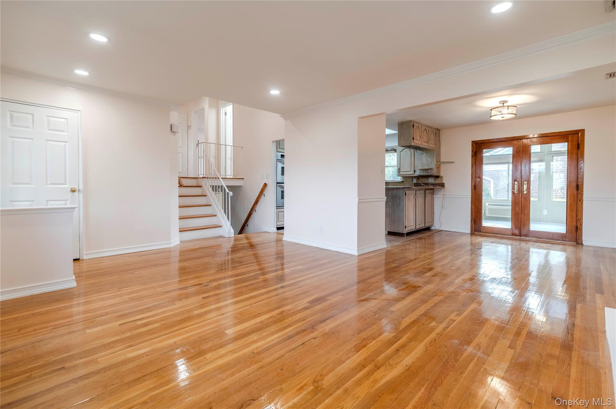 #4 photo, 15 Albany Street, Hicksville , NY 11801