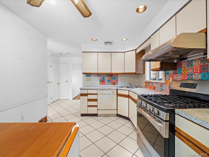 #14 photo, 31 Broadmoor Lane, Westbury , NY 11590