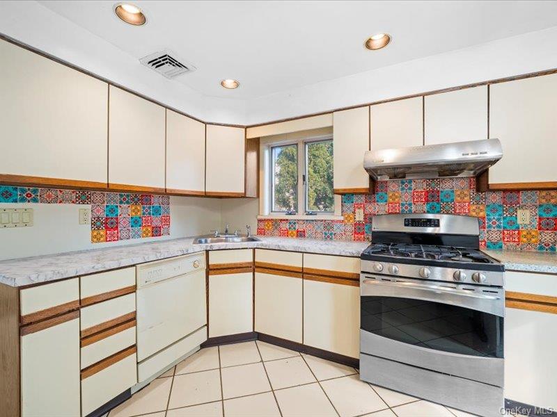 #15 photo, 31 Broadmoor Lane, Westbury , NY 11590