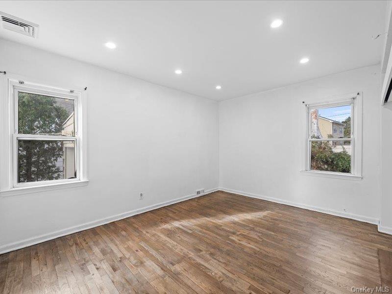 #8 photo, 31 Broadmoor Lane, Westbury , NY 11590