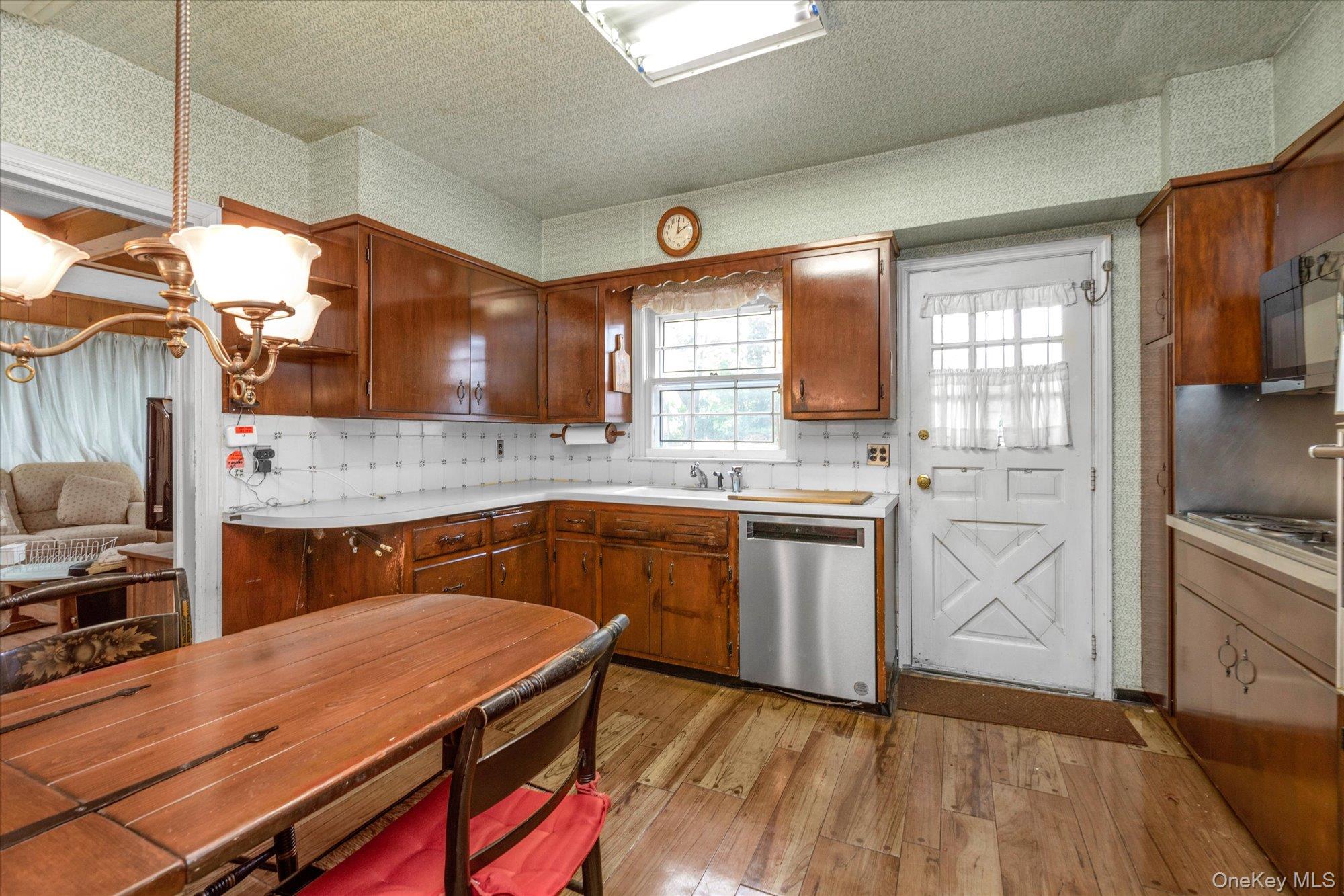 #14 photo, 936 Madison Street, Hewlett Neck , NY 11598