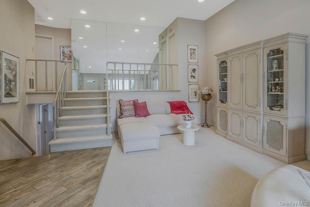 #3 photo, 1 Fulton Place, Jericho , NY 11753