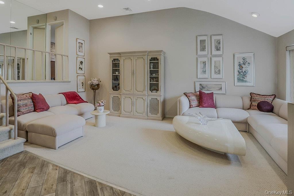 #4 photo, 1 Fulton Place, Jericho , NY 11753