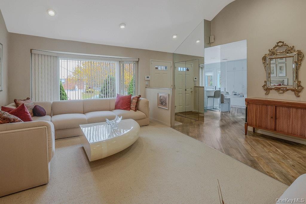 #6 photo, 1 Fulton Place, Jericho , NY 11753