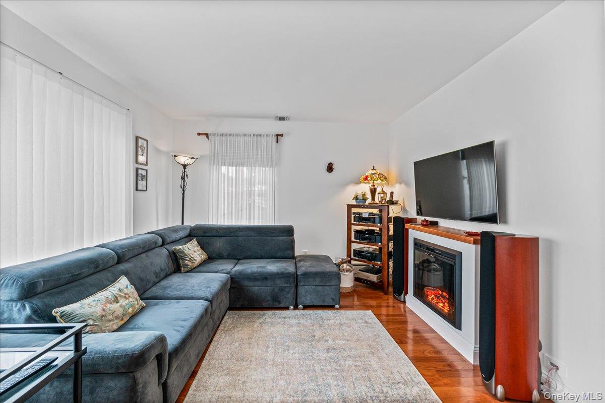 #4 photo, 4928 Express Drive, Ronkonkoma , NY 11779