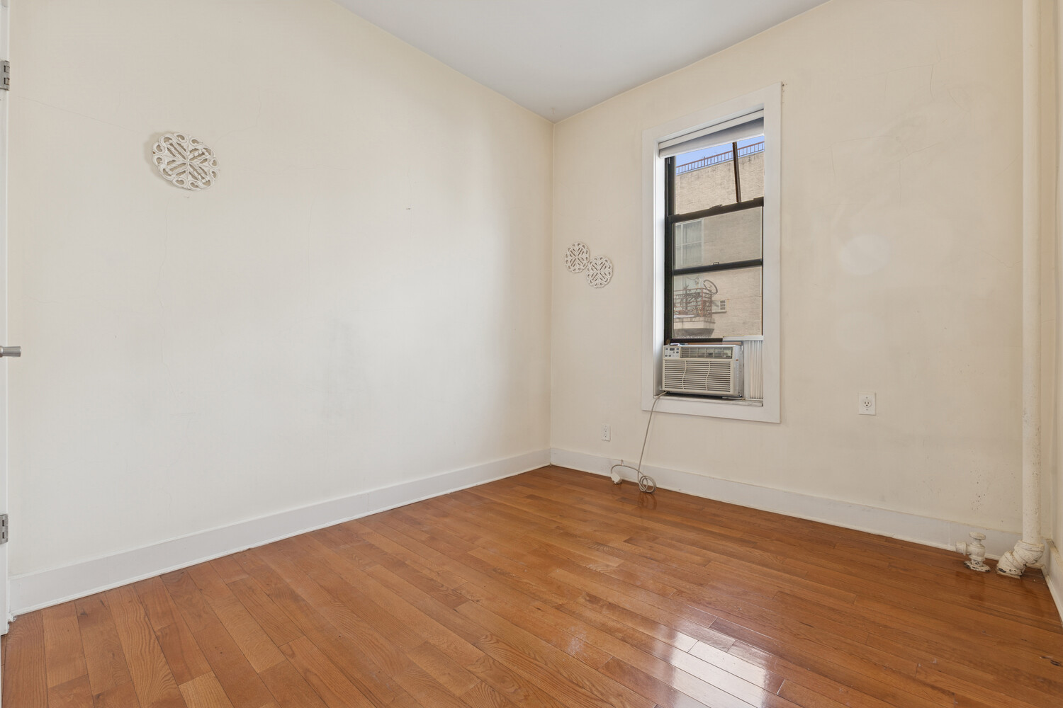 #5 photo, 171 MESEROLE Street, Williamsburg,South , NY 11206