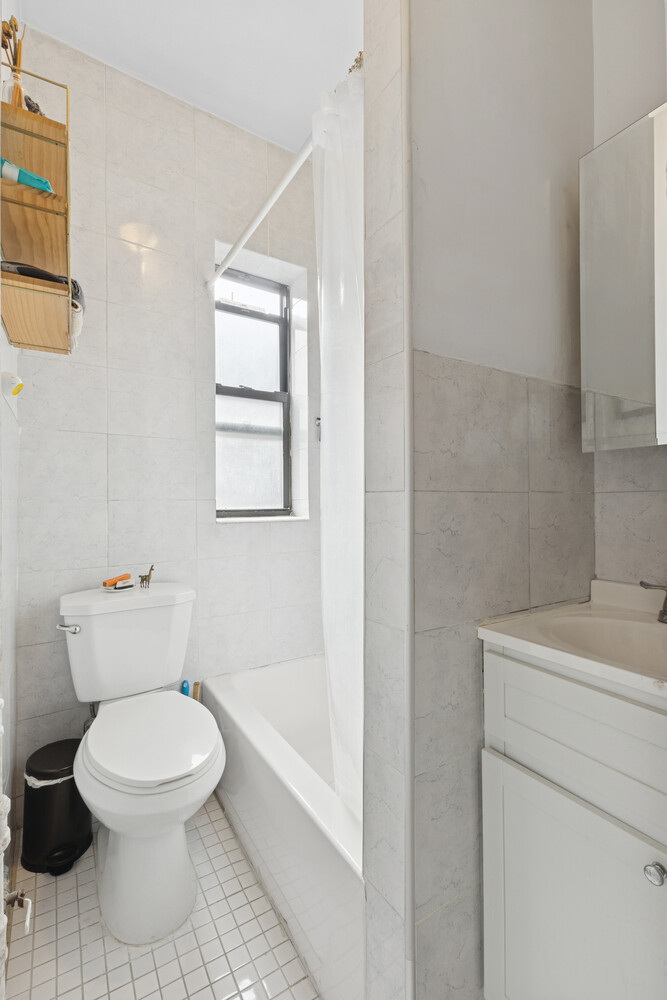 #6 photo, 171 MESEROLE Street, Williamsburg,South , NY 11206