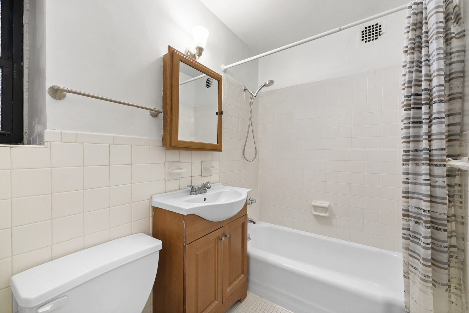 #7 photo, 579 W 215TH Street, Inwood , NY 10034