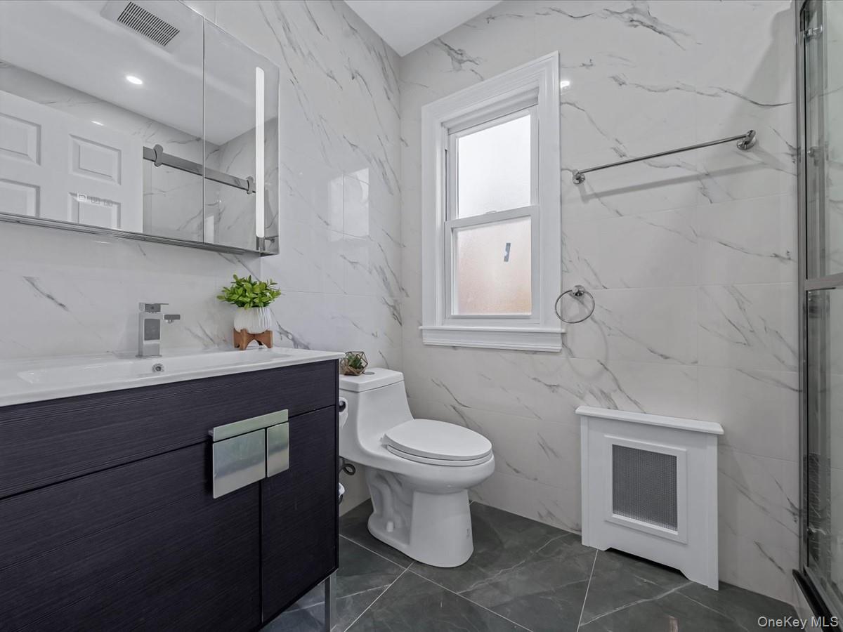 #19 photo, 62 Essex Road, Great Neck , NY 11023