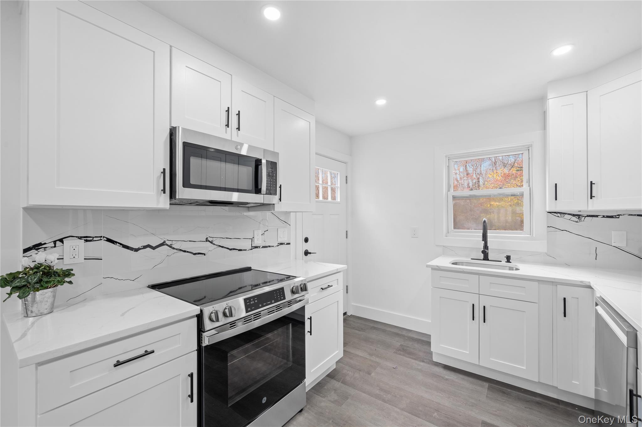 #12 photo, 16 Fife Drive, サフォーク郡 Coram , NY 11727