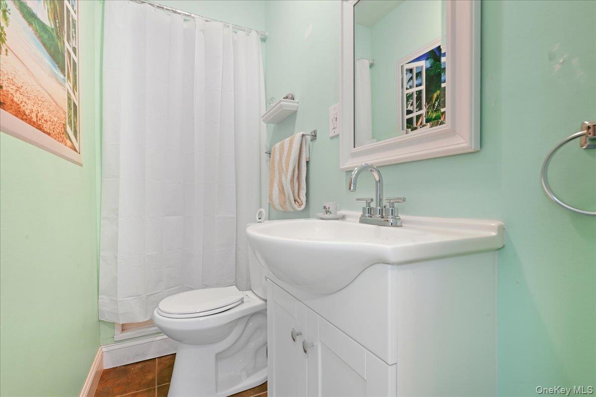 #13 photo, 233 S Alleghany Avenue, Lindenhurst , NY 11757