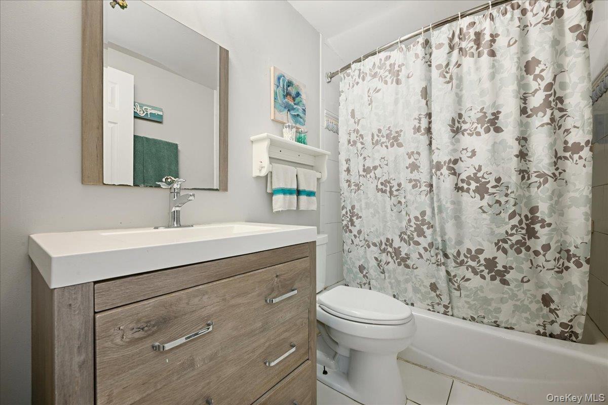 #18 photo, 233 S Alleghany Avenue, Lindenhurst , NY 11757