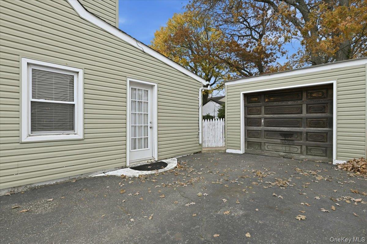 #19 photo, 233 S Alleghany Avenue, Lindenhurst , NY 11757