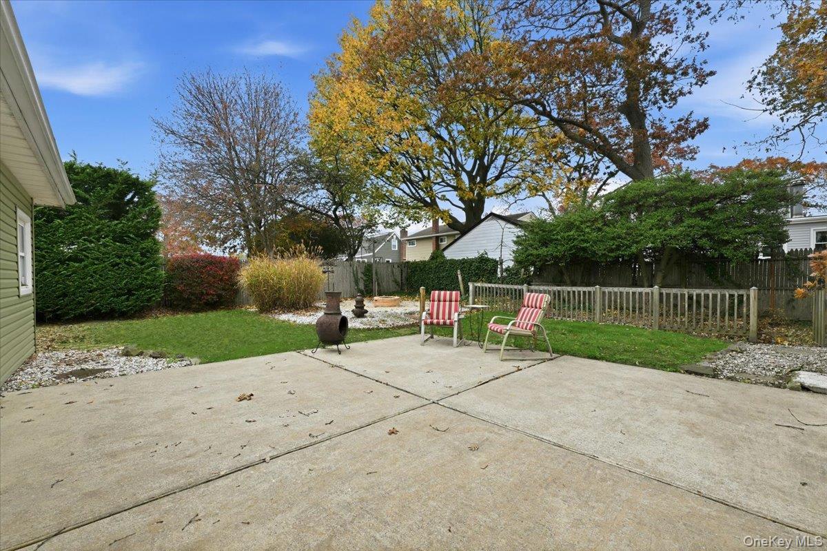 #20 photo, 233 S Alleghany Avenue, Lindenhurst , NY 11757