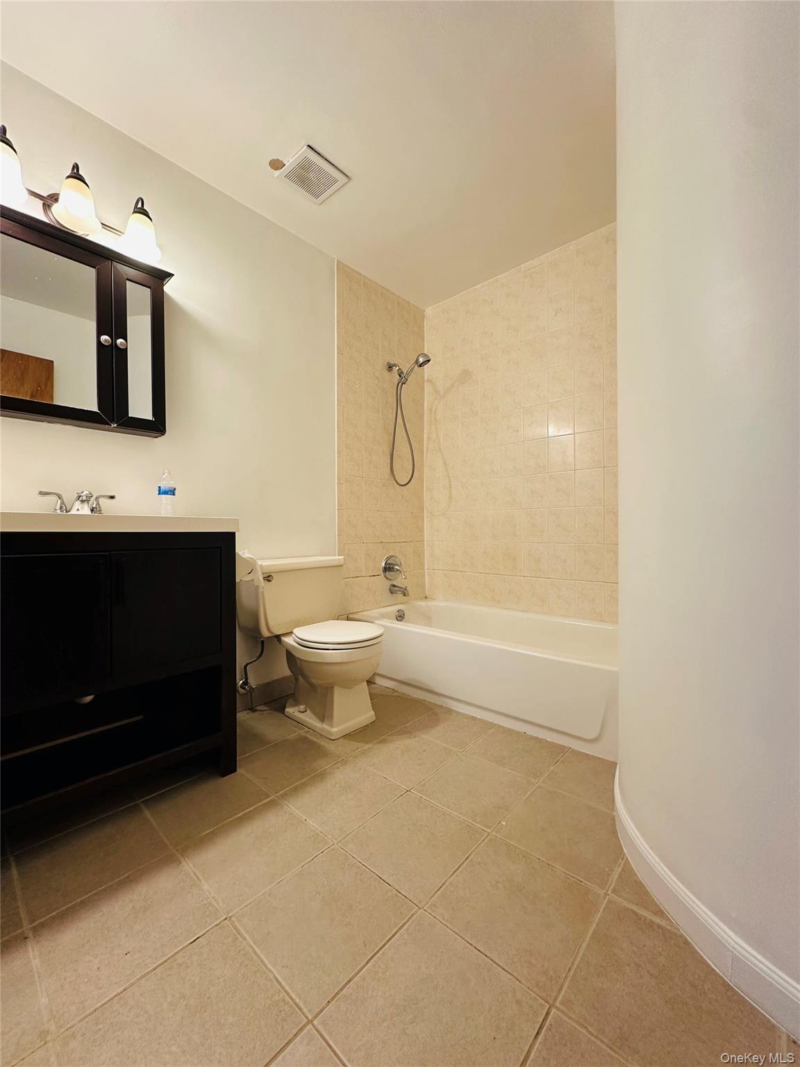 #8 photo, 176 A Jackson Avenue, Syosset , NY 11791