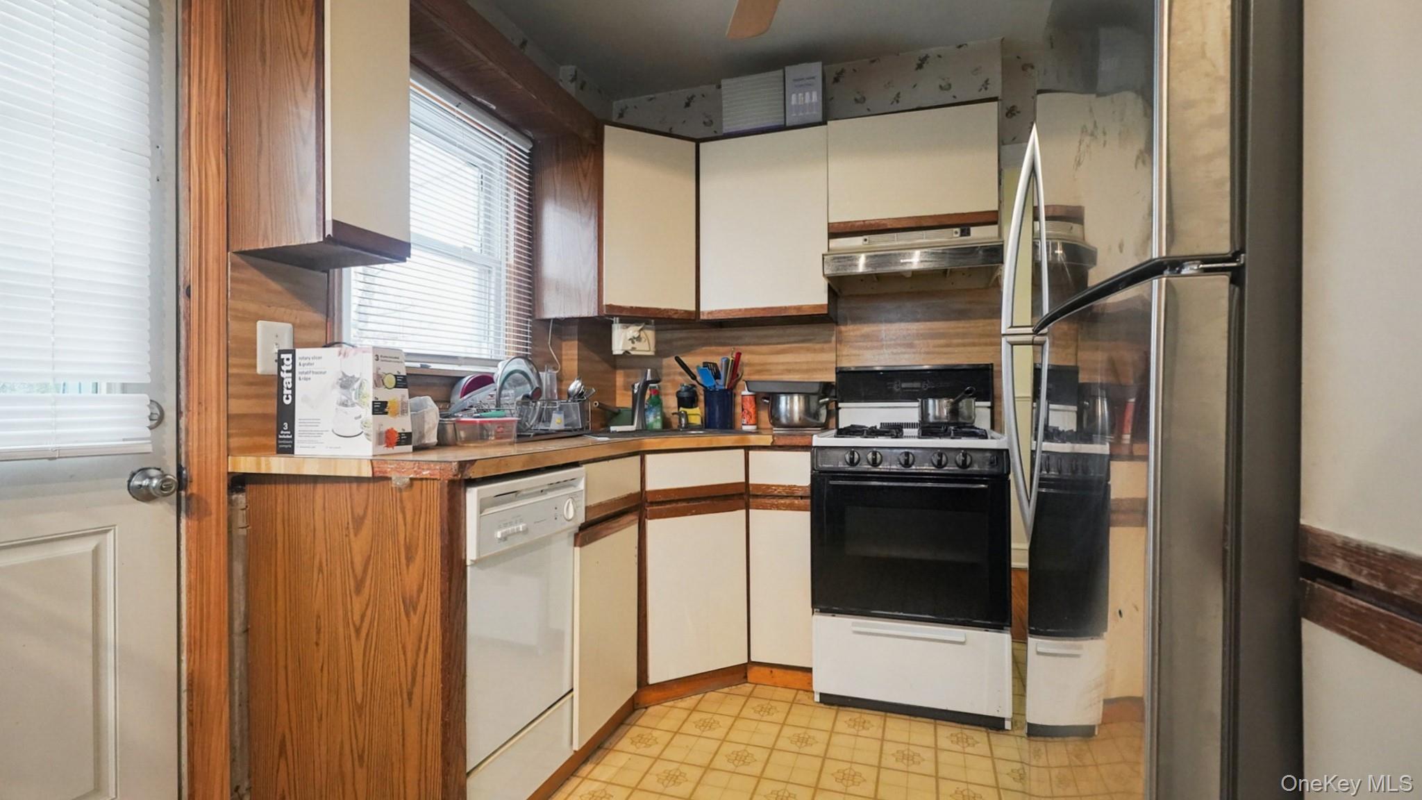 #3 photo, 150 Pennsylvania Avenue, Roosevelt , NY 11575