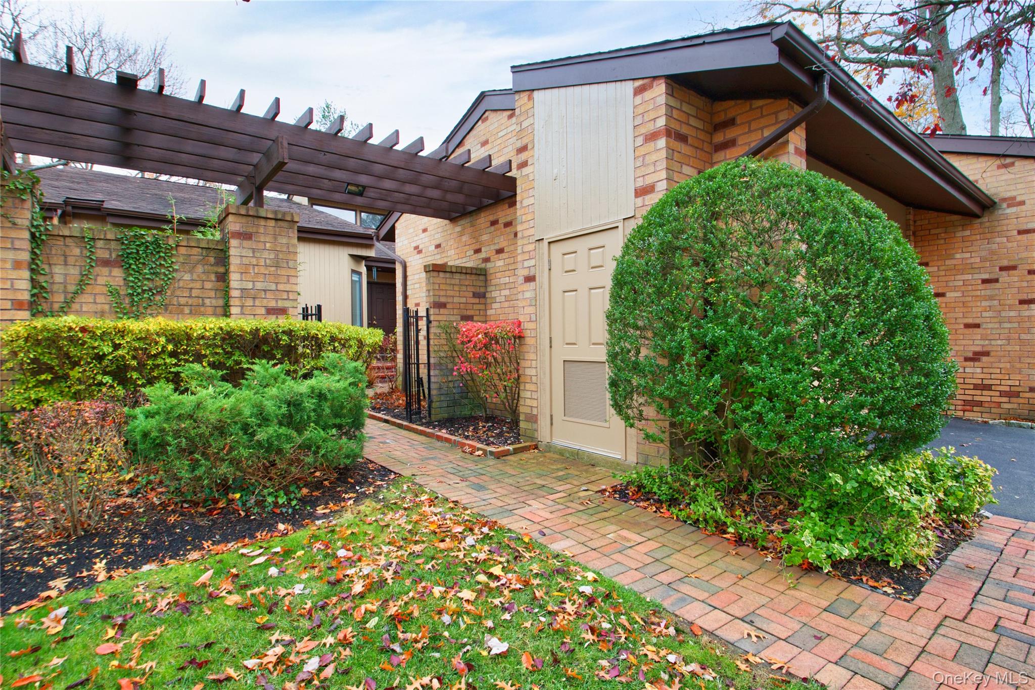 #3 photo, 29 Woodland Drive, Roslyn , NY 11576