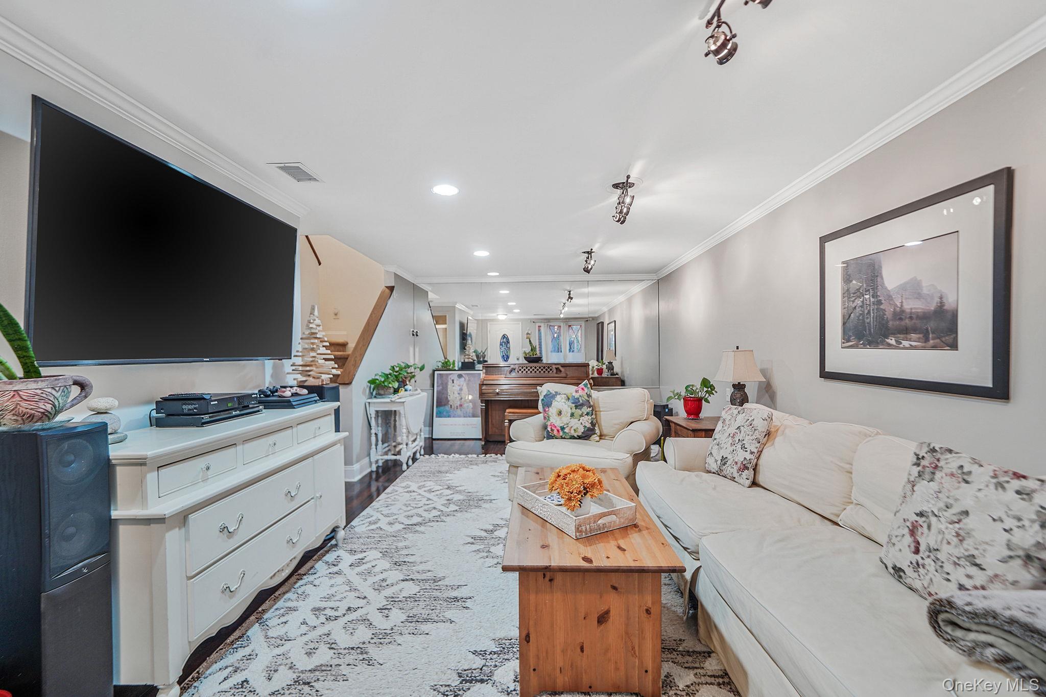 #6 photo, 320 Woodland Court, Coram , NY 11727