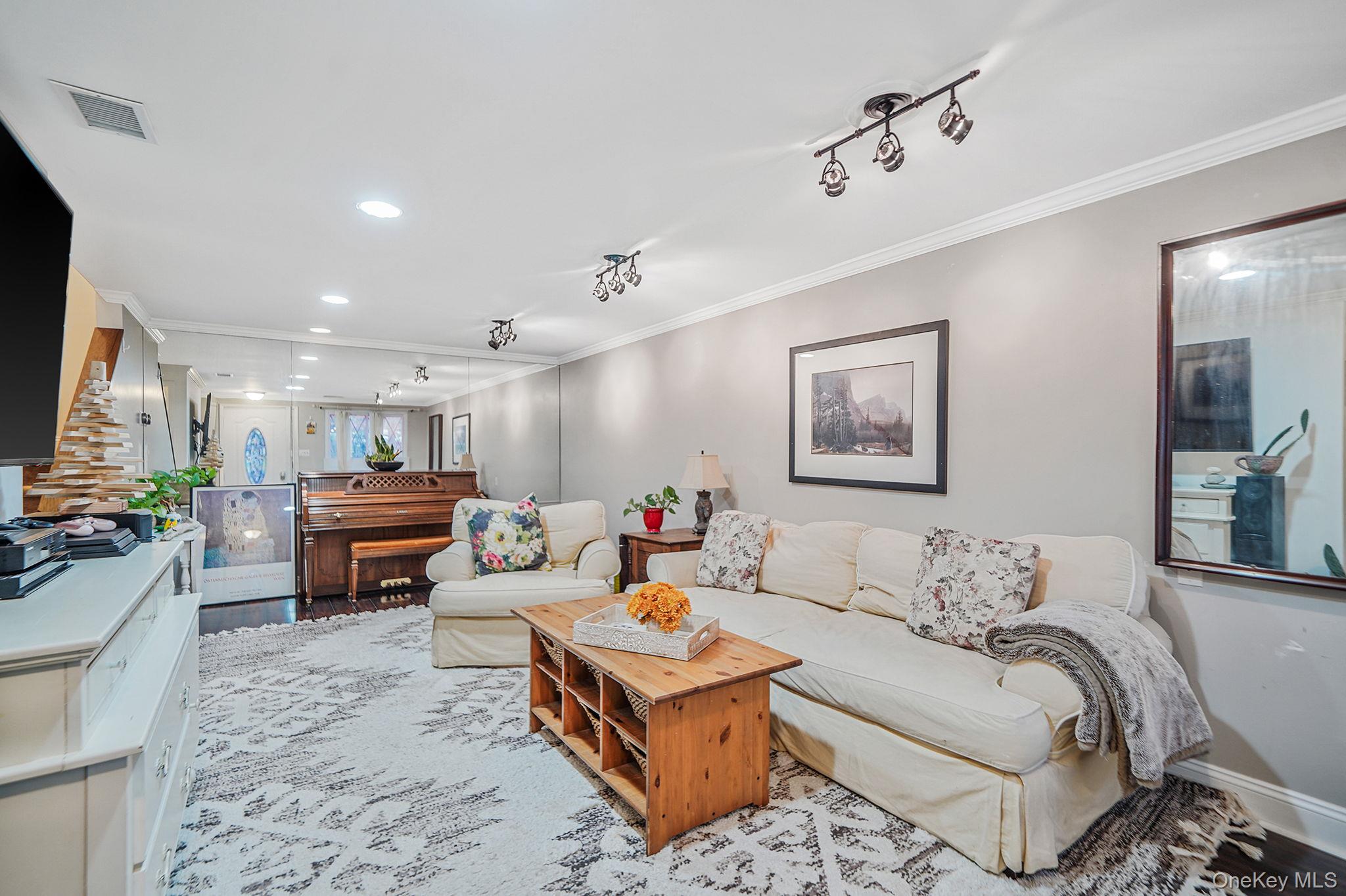 #7 photo, 320 Woodland Court, Coram , NY 11727