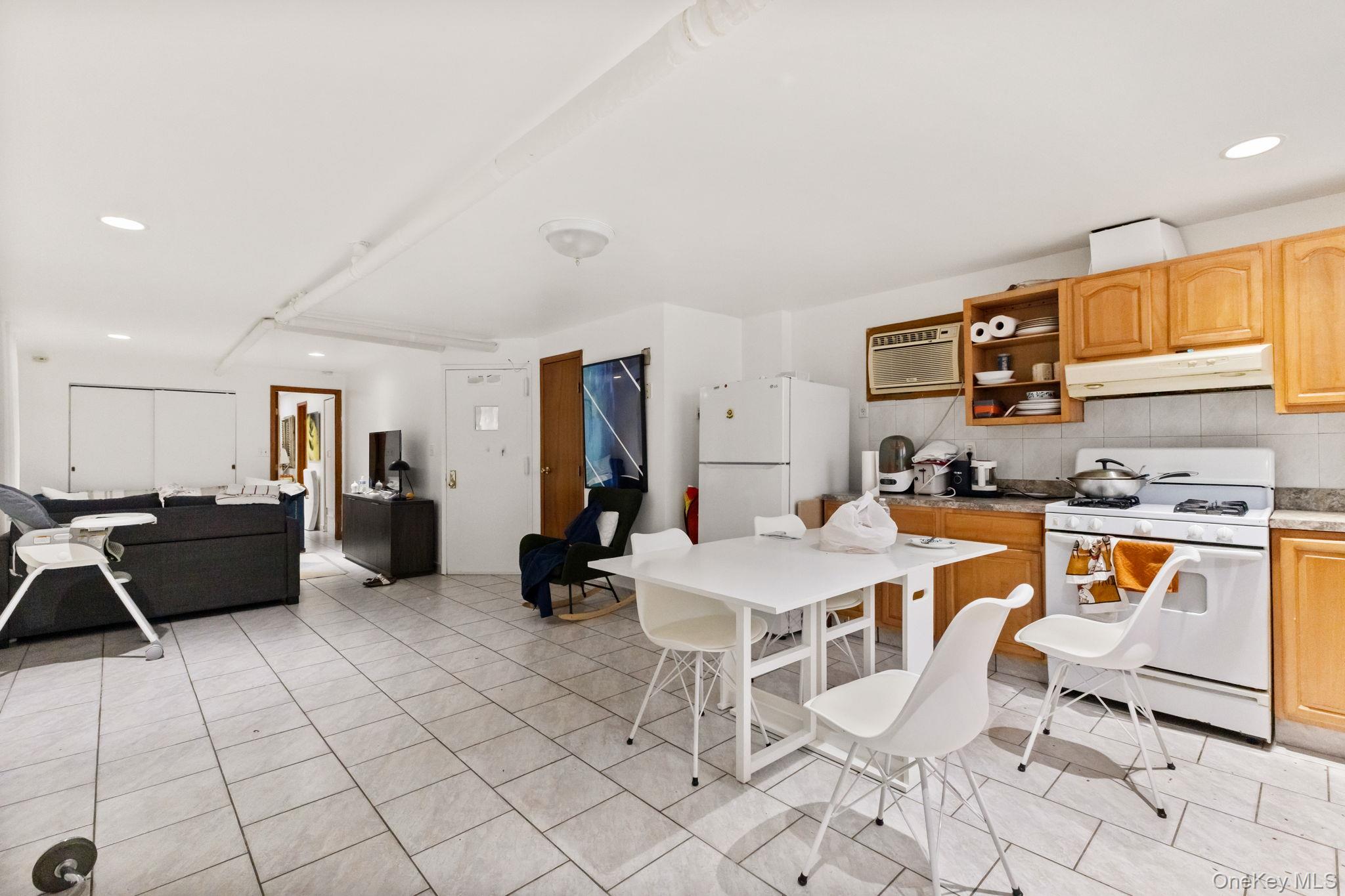 #10 photo, 953 Rhinelander Avenue, Bronx , NY 10462