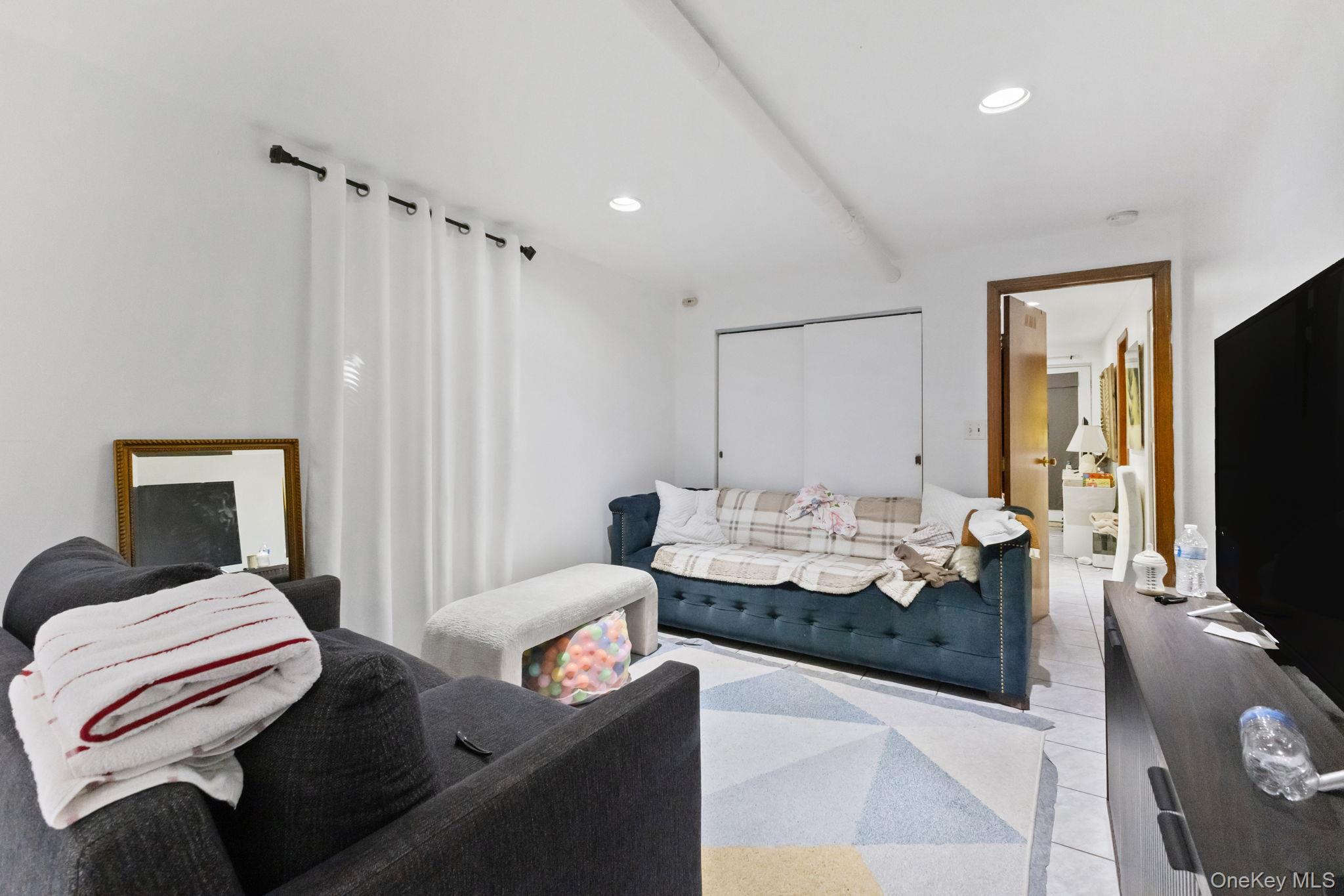 #11 photo, 953 Rhinelander Avenue, Bronx , NY 10462