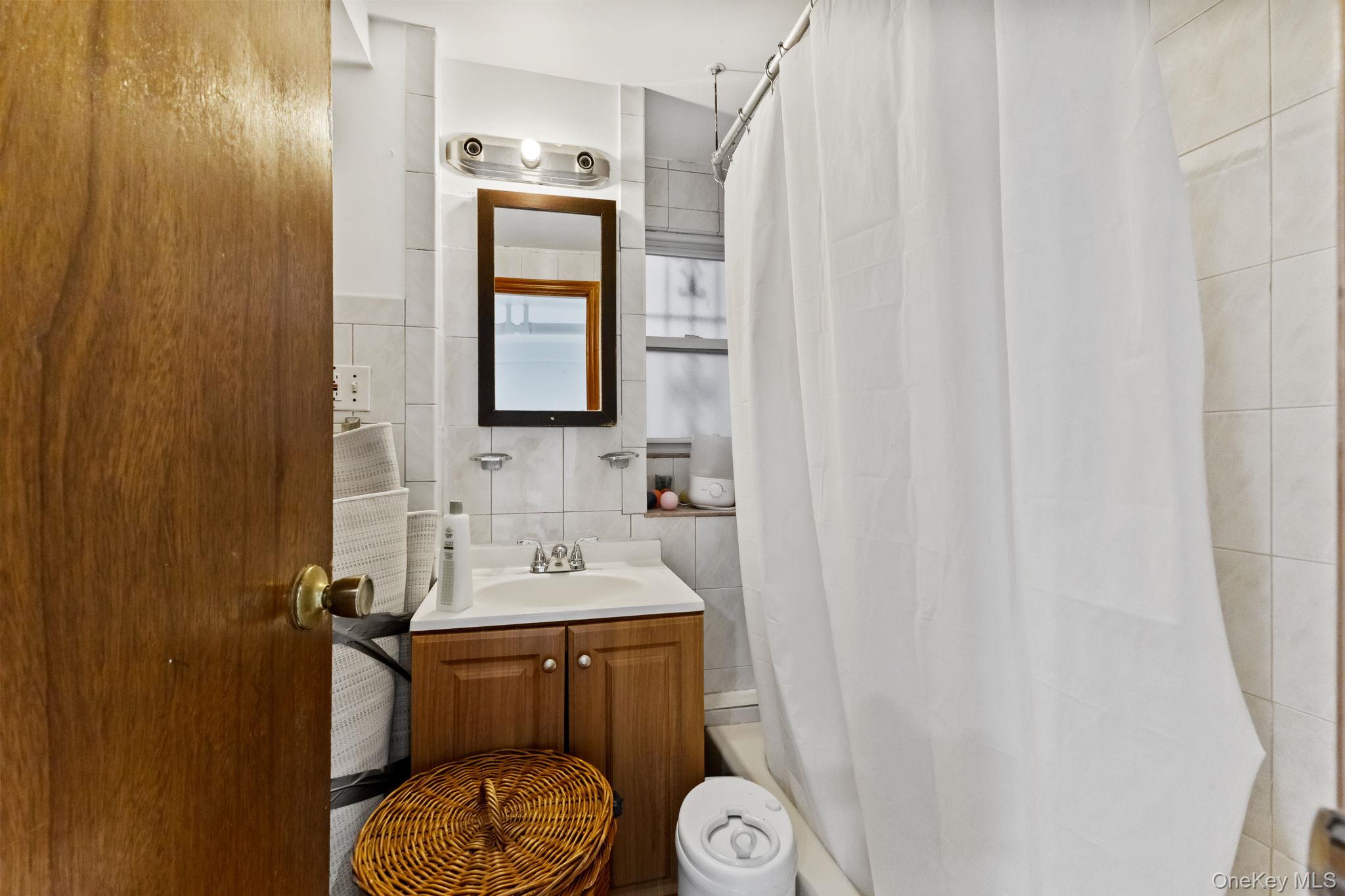 #16 photo, 953 Rhinelander Avenue, Bronx , NY 10462