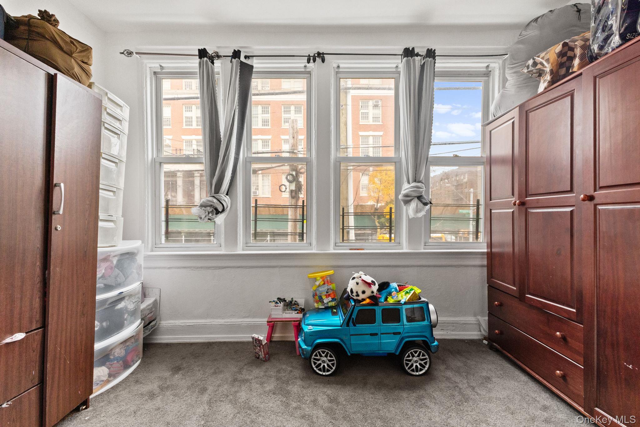 #17 photo, 953 Rhinelander Avenue, Bronx , NY 10462