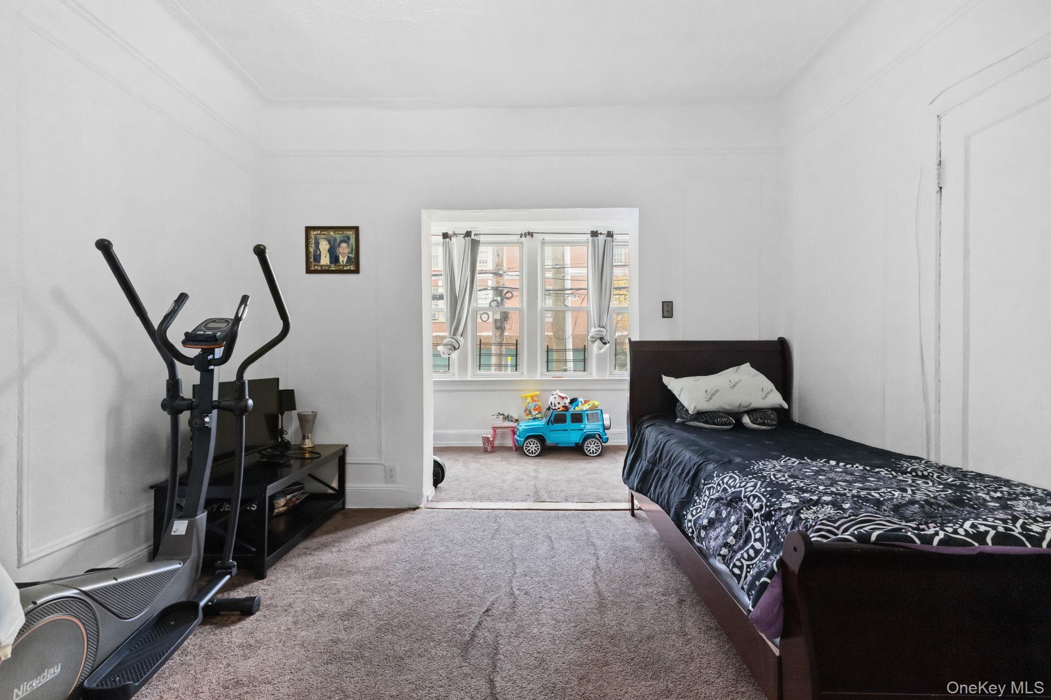 #19 photo, 953 Rhinelander Avenue, Bronx , NY 10462