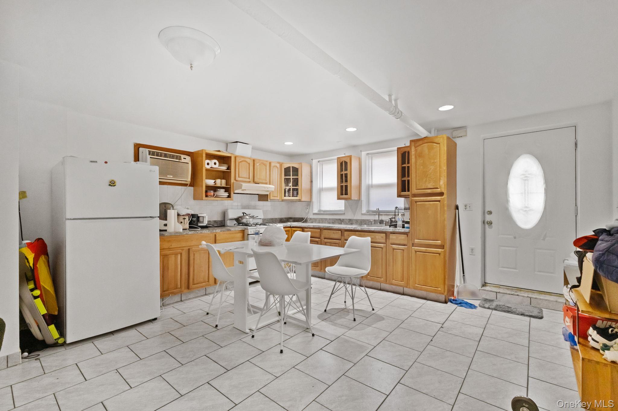 #7 photo, 953 Rhinelander Avenue, Bronx , NY 10462