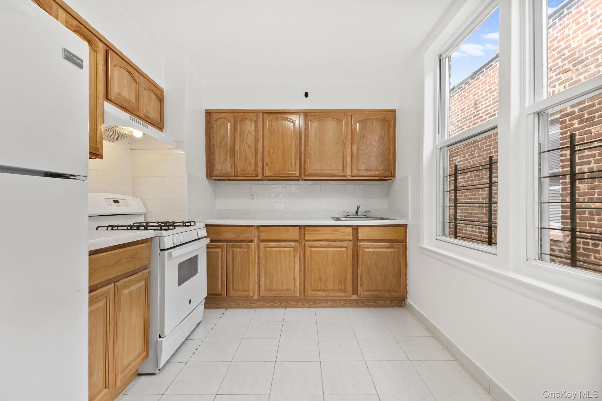 #8 photo, 953 Rhinelander Avenue, Bronx , NY 10462