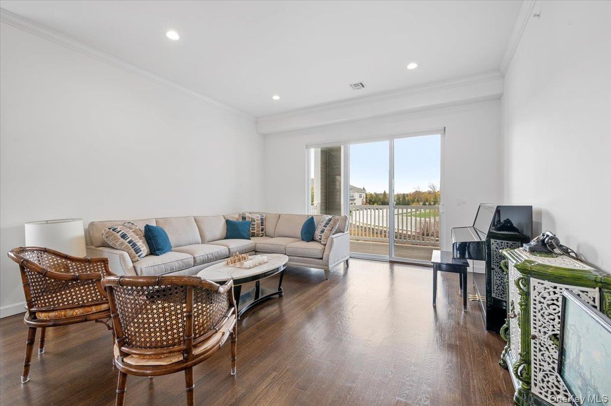 #20 photo, 240 Fall Court, Elwood , NY 11731