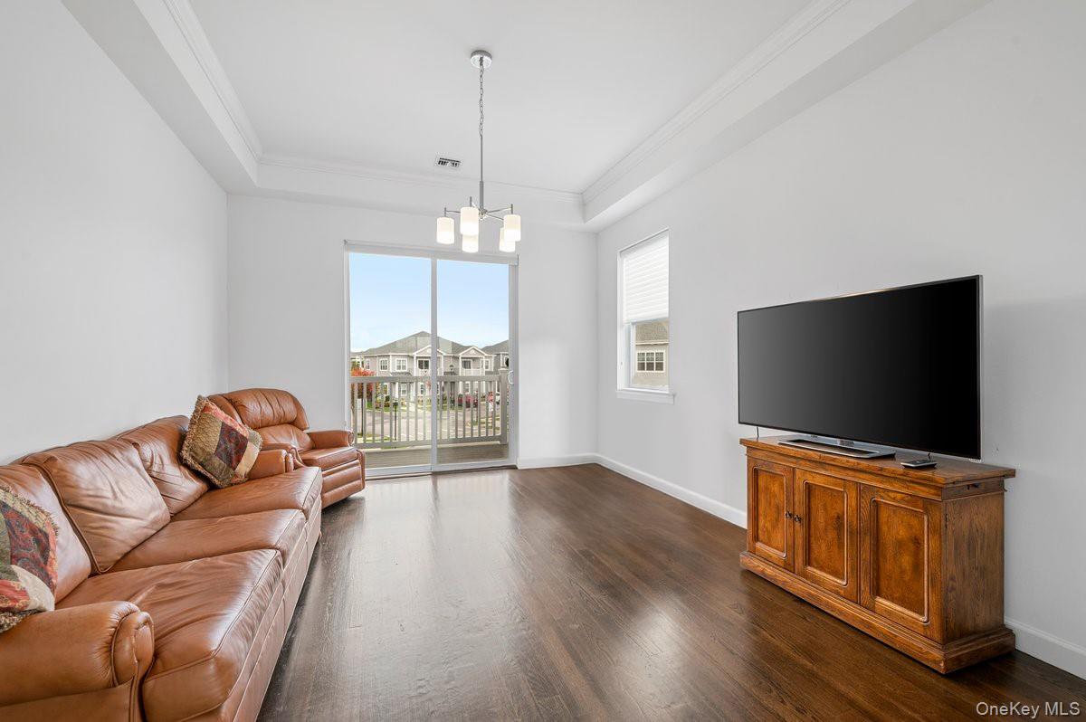 #9 photo, 240 Fall Court, Elwood , NY 11731