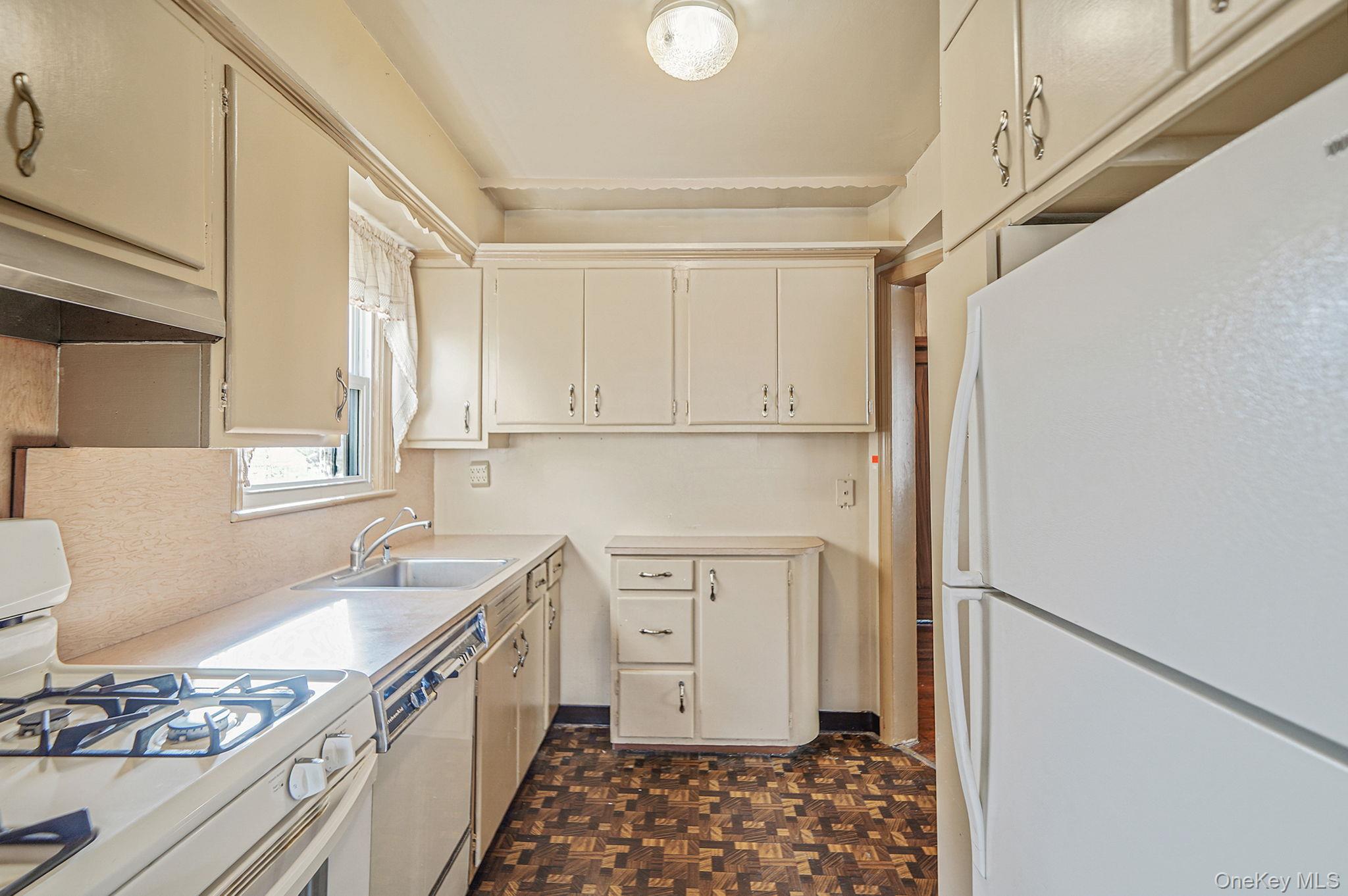 #4 photo, 15 Berkshire Road, Merrick , NY 11566