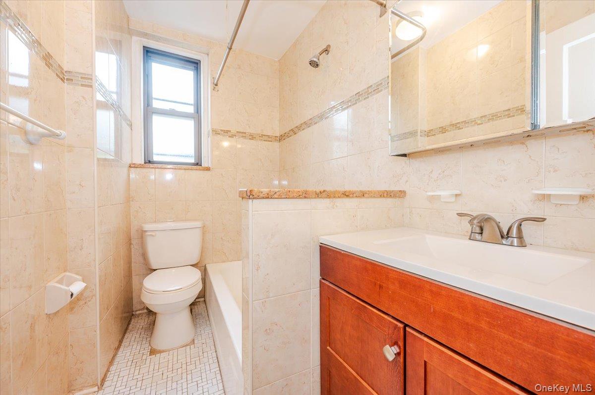 #8 photo, 758 Brady, Bronx , NY 10462