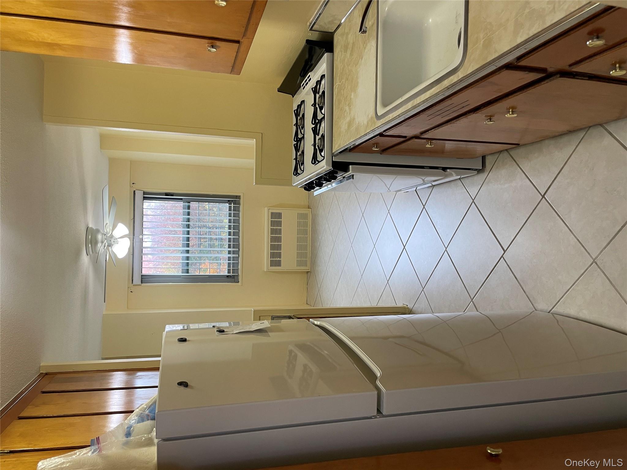 #2 photo, 3410 De Reimer Avenue, Bronx , NY 10475